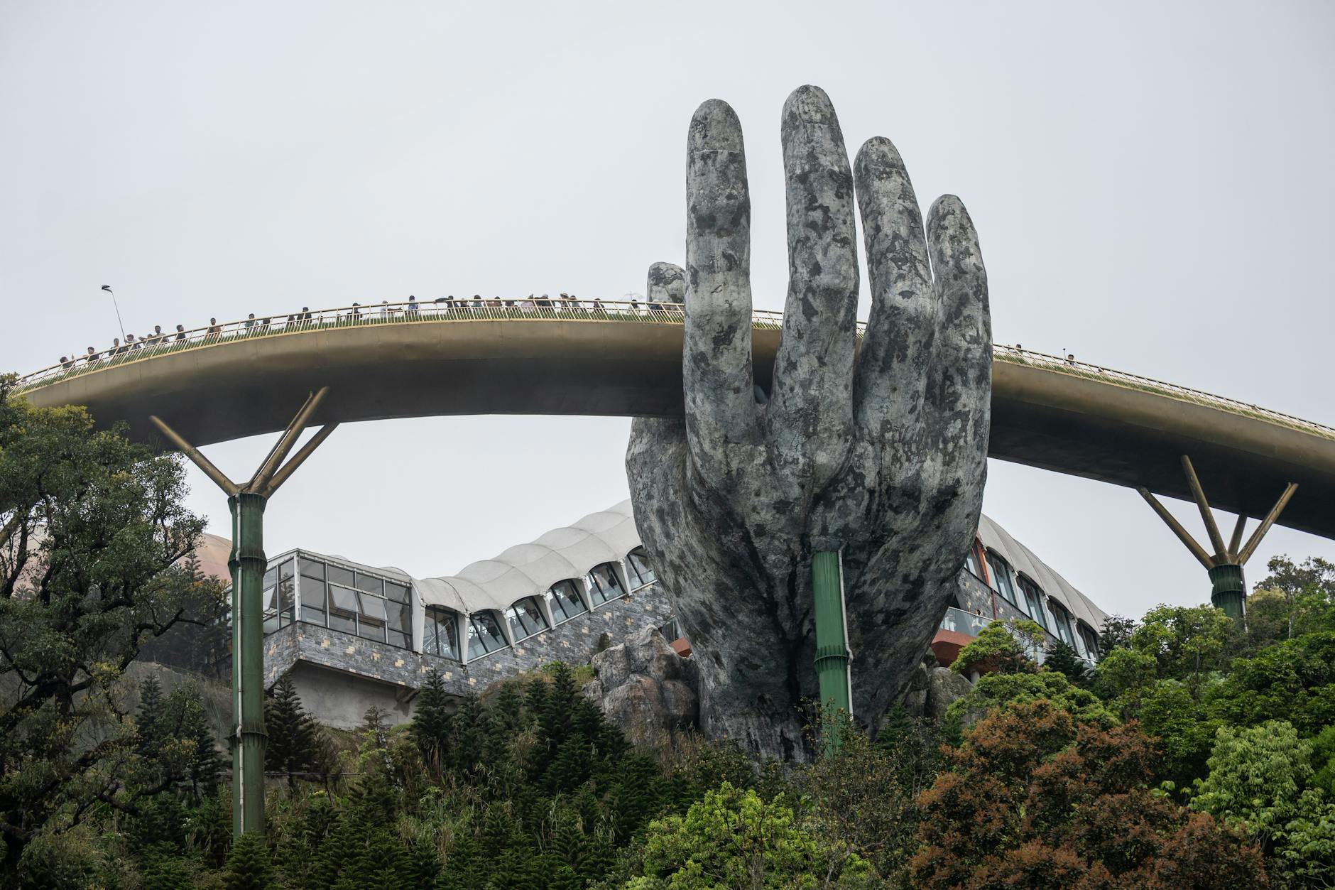 Pracownicy fabryk szukają pracowników na produkcji w Toruniu — gdzie znaleźć oferty zatrudnienia