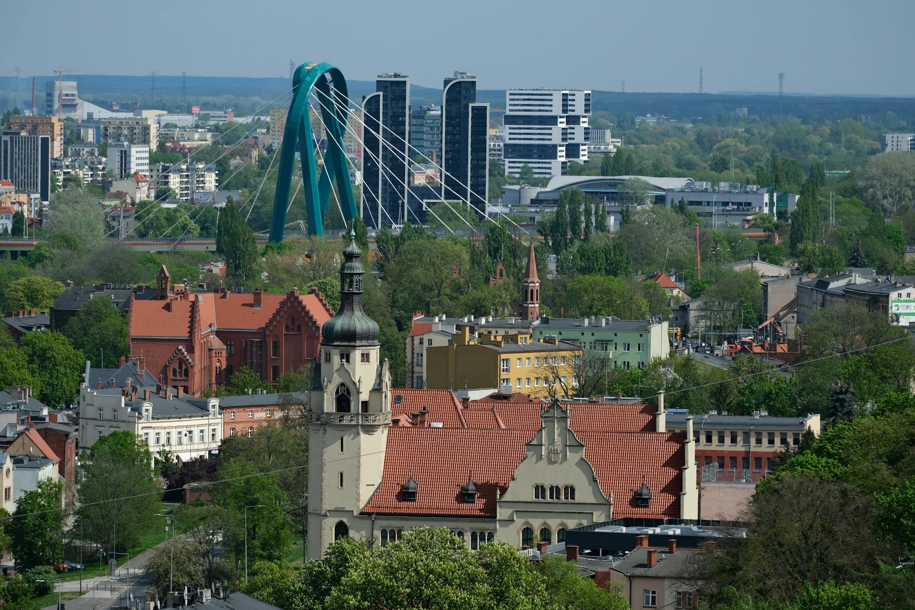 Ilustracja przedstawiająca historyczne budowle Torunia i Chełmna, symbolizująca wspólne obchody 800-lecia lokacji.