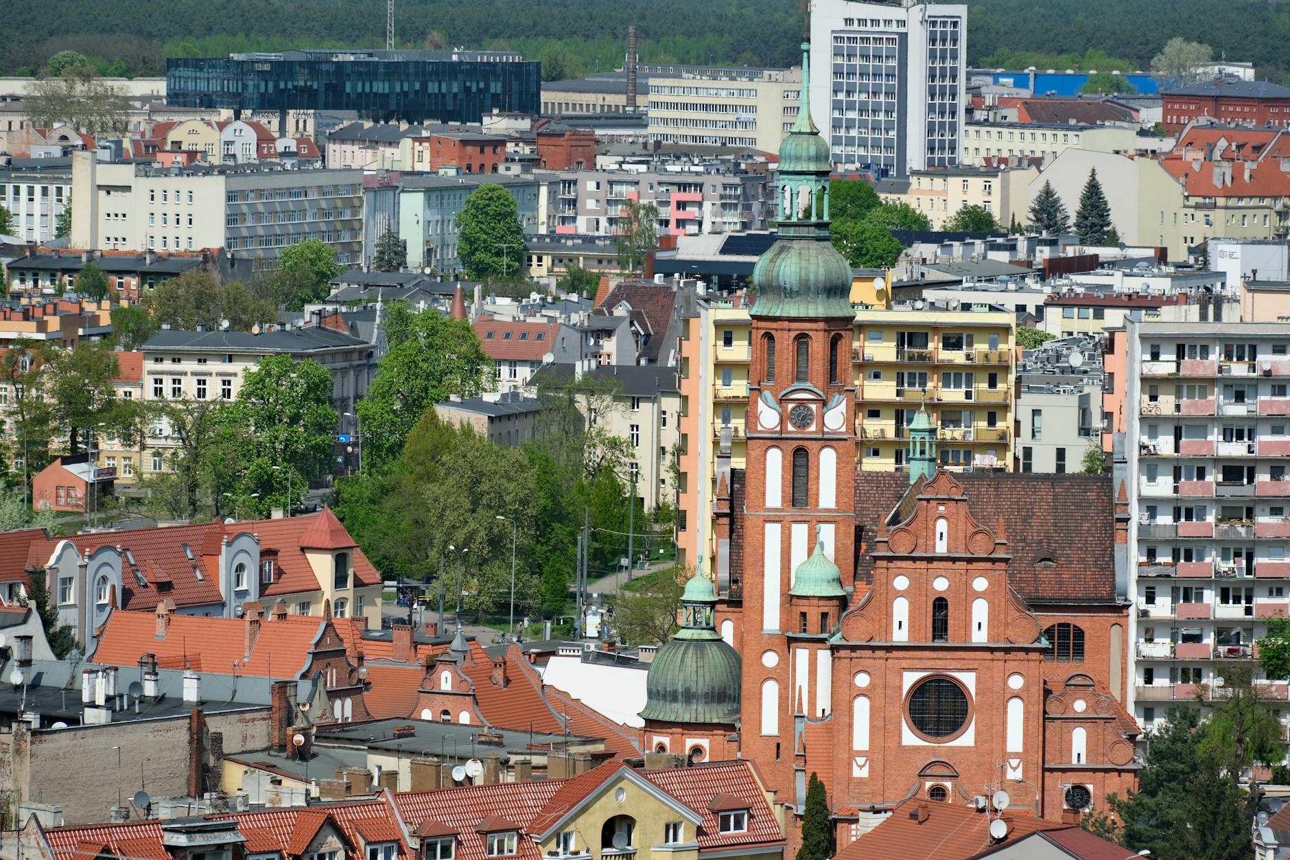 Plakat informacyjny Toruńskiego Tygodnia Zdrowia Psychicznego z hasłem o dobrostanie młodych