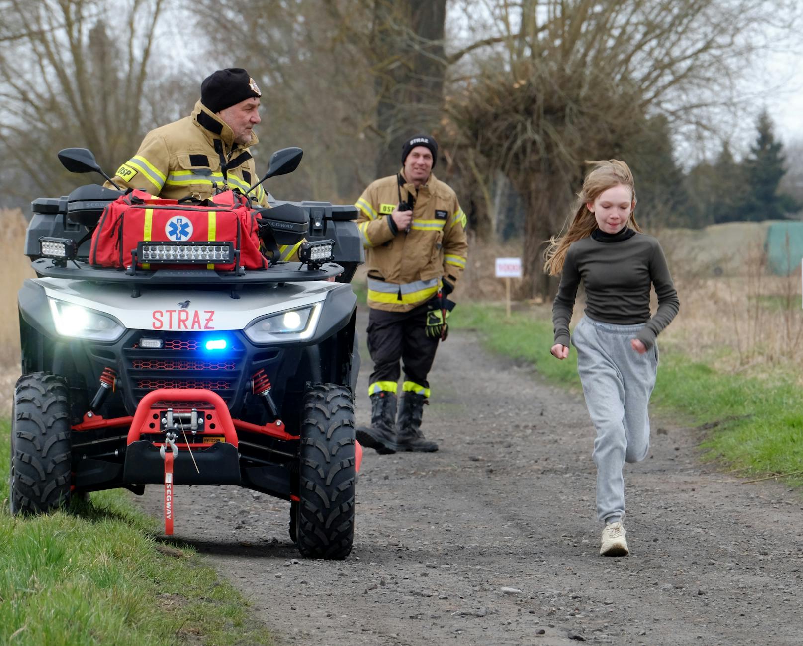 Ilustracja symbolizująca Toruń, łącząca motywy heroizmu i dyskusji o MotoParku.