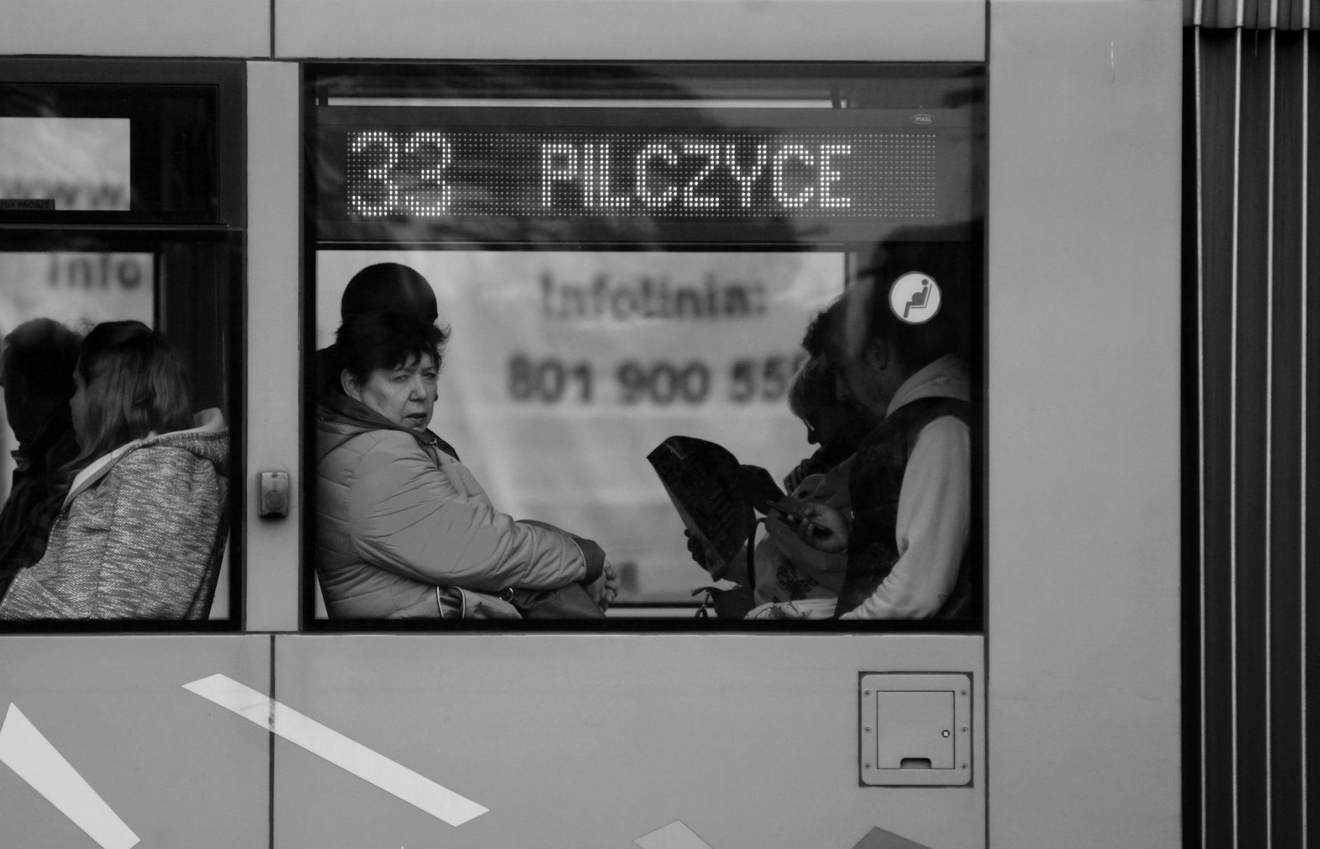 Miejsce wypadku drogowego w Toruniu z udziałem motocykla i samochodu na ulicy Podgórskiej