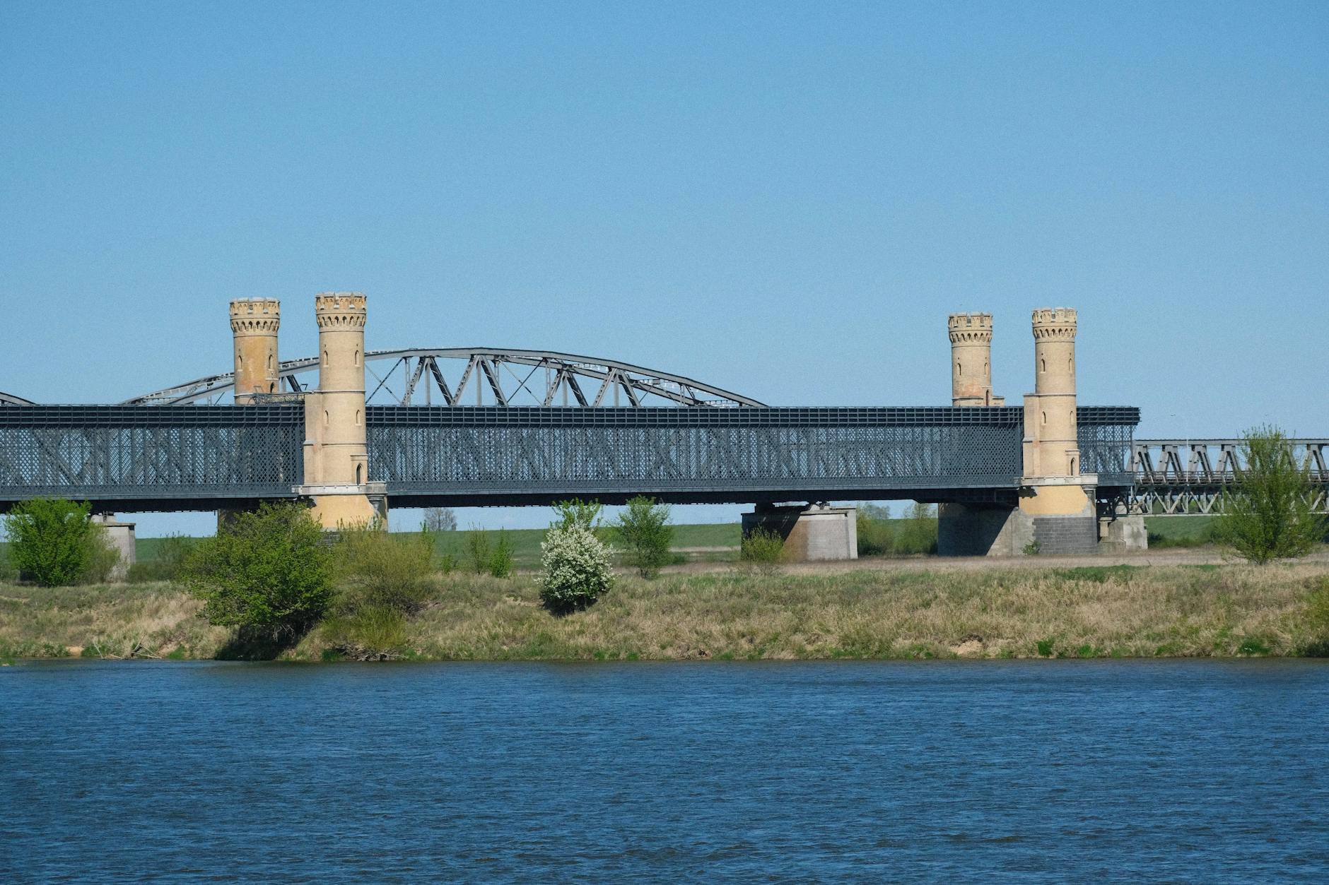 Żużlowcy KS Apator Toruń i GKM Grudziądz rywalizujący na torze podczas meczu - transmisja online