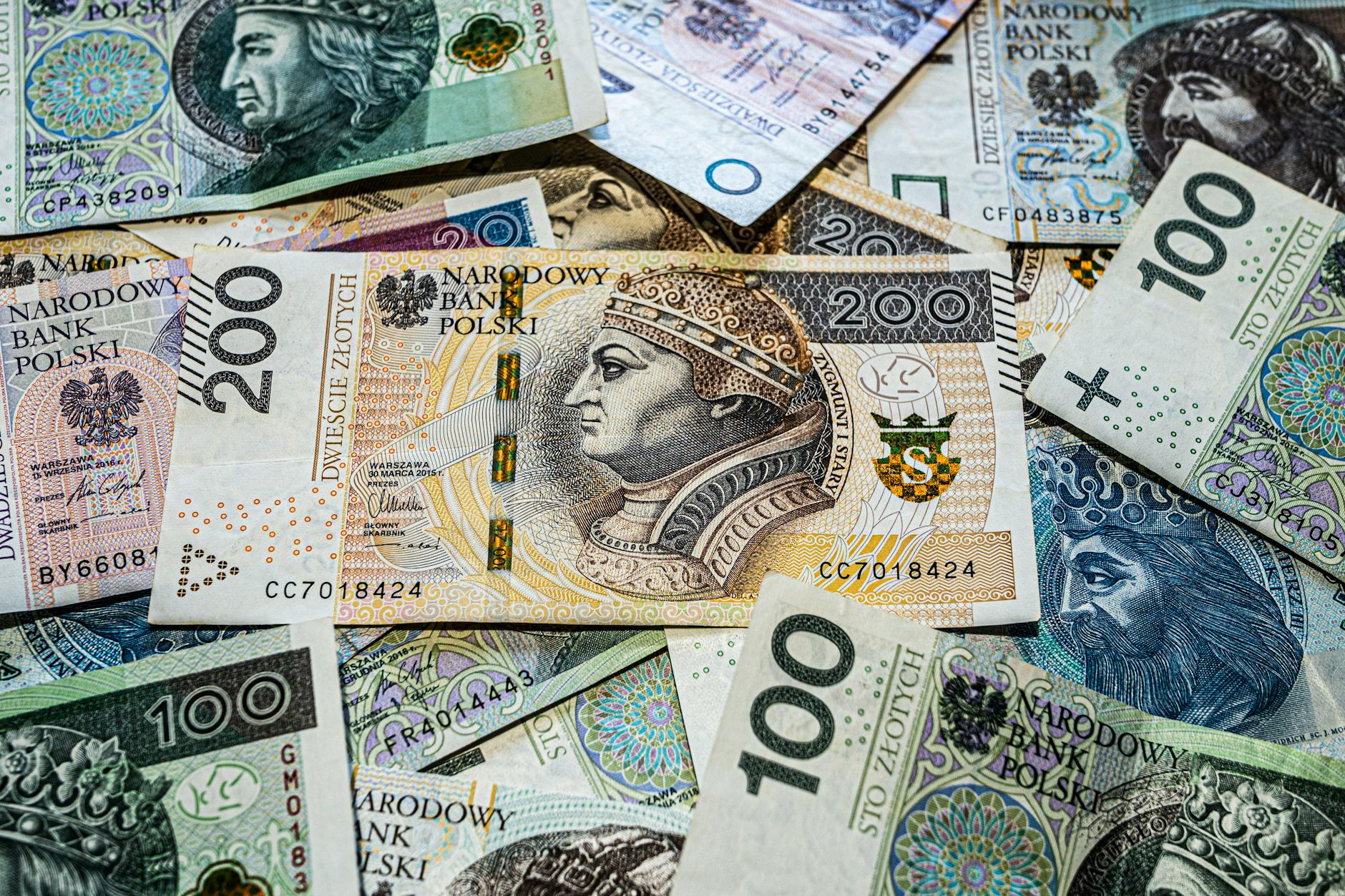 Herb Torunia z napisem 'Toruń' i symbolem wzrostu, nawiązujący do poprawy ratingu finansowego miasta.